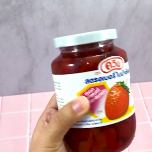 สตรอว์เบอร์รี่ในน้ำเชื่อม ตราควีน ทำจากสตรอว์เบอร์รี่ที่เลือกสรรแล้ว ปริมาณสุทธิ 580 กรัม