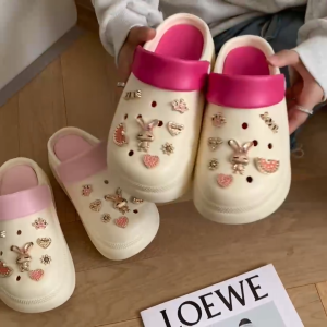 JM รองเท้าหัวโตแฟชั่น แถมตัวติดดอกไม้ ส้นสูง6-7 เซน รองเท้าหัวโตผู้หญิง สวมรัดส้น วัสดุ EVA พื้นรองเท้าถอดได้