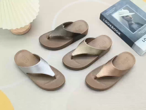 M-4   BEST SELLER SLIPPERS SANDALS OUTDOOR  COMFORTABLE TO WEAR NEW STYLE  WOMENS SLIPPERS . BREATHABLE. SLIPPER NON SLIP THE KOREAN VERSION