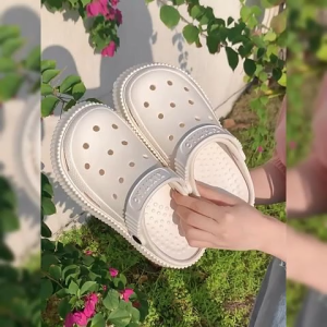 Tsion สวยเก๋ไม่ไหว รองเท้าหัวโตแฟชั่น รุ่นนี้พื้นนุ่มนิ่มน้ำหนักเบา ตรงสายรัดสกรีนโลโก้ภาษาอังกฤษให้ด้วย มีให้เลือก 5 สีสวยๆกันไปเล้ยย ใครอยากได้จิ้มตะกร้าโล๊ด