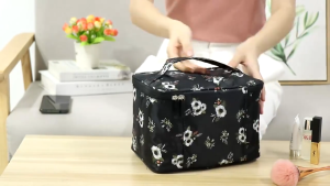 พร้อมส่ง. กระเป๋าเครื่องสำอางค์สไตล์เกาห ความจุขนาดใหญ่ กระเป๋าเครื่องสำอางทรงสี่เหลี่ยมสีพื้น