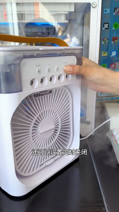 3 in 1 USB พัดลมพกพา มินิพัดลมแบบพกพาความชื้นเครื่องฟอกอากาศสเปรย์คูลเลอร์ที่มี ไฟ LED 7 สี พัดลมไอน้ำ 600ML