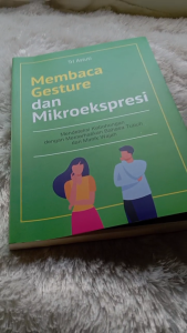 MEMBACA GESTURE DAN MIKROEKSPRESI: Mendeteksi Kebohongan dengan Memperhatikan Bahasa Tubuh dan Mimik Wajah