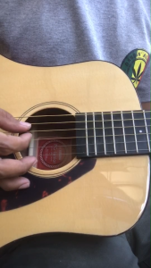 กีต้าร์โปร่งยามาฮ่า รุ่น JR2 ขนาด 34 นิ้ว (ขายตามสภาพมีตำหนิ )(มีรับประกันสินค้าเสียหายขณะส่งเคลมได้ภายใน 7วัน) พร้อมส่ง.