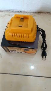 Sạc pin đa năng STARKER công nghệ Đức  sạc nhanh  chân pin phổ thông  bảo hành 6 tháng