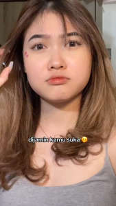 Brighty Glowing Underarms 30Gr: Krim Pemutih Alami untuk Perawatan Armpit\\n\\n Apa Itu Brighty Glowing Underarms 30Gr?\\n\\nBrighty Glowing Underarms 30Gr adalah produk perawatan armpit yang dirancang untuk membantu memutihkan dan merawat area underarm Anda. Produk ini merupakan krim pemutih alami yang dirancang khusus untuk mengatasi masalah perubahan warna kulit di area underarm.\\n\\n Komposisi Produk\\n\\nBrighty Glowing Underarms 30Gr terdiri dari berbagai bahan alami yang telah terbukti efektif dalam membantu memutihkan dan merawat area underarm. Beberapa bahan utama yang terdapat dalam produk ini adalah ekstrak alpukat, ekstrak mentimun, dan ekstrak lidah buaya. Bahan-bahan tersebut bekerja bersama-sama untuk membantu mencerahkan dan melembapkan kulit Anda.\\n\\n Manfaat dan Keunggulan\\n\\nBeberapa manfaat dan keunggulan dari Brighty Glowing Underarms 30Gr antara lain:\\n\\n- Membantu memutihkan dan meratakan warna kulit di area underarm\\n- Membantu melembapkan dan menjaga kelembaban kulit\\n- Aman dan ampuh digunakan oleh semua jenis kulit\\n- Tidak menyebabkan iritasi atau alergi pada kulit\\n- Mudah digunakan dan memberikan hasil yang cepat\\n\\n Cara Kerja Krim Pemutih Alami\\n\\nBrighty Glowing Underarms 30Gr bekerja dengan cara memperbaiki struktur kulit dan membantu mencerahkan warna kulit Anda. Bahan-bahan alami yang terdapat dalam produk ini membantu merawat dan menjaga kelembaban kulit, sehingga dapat mencegah perubahan warna kulit di area underarm.\\n\\n Bagaimana Menggunakan Brighty Glowing Underarms 30Gr dengan Benar?\\n\\nUntuk mendapatkan hasil yang optimal dari penggunaan Brighty Glowing Underarms 30Gr, ikuti langkah-langkah berikut:\\n\\n Langkah-langkah Penggunaan\\n\\n1. Bersihkan area underarm Anda dengan air hangat dan sabun.\n2. Keringkan area underarm dengan handuk.\n3. Oleskan sedikit krim Brighty Glowing Underarms 30Gr pada area underarm Anda.\n4. Gosokkan krim dengan gerakan memutar hingga merata.\n5. Biarkan krim meresap selama beberapa menit sebelum Anda mengenakan pakaian.\\n\\n Tips dan Trik\\n\\nBerikut beberapa tips dan trik yang dapat Anda lakukan untuk mendapatkan hasil yang optimal dari penggunaan Brighty Glowing Underarms 30Gr:\\n\\n- Gunakan Brighty Glowing Underarms 30Gr secara rutin setiap hari untuk mendapatkan hasil yang cepat.\n- Jangan gunakan Brighty Glowing Underarms 30Gr pada area kulit yang terluka atau bengkak.\n- Jangan gunakan Brighty Glowing Underarms 30Gr bersamaan dengan produk perawatan kulit lainnya.\\n\\n Perhatian dan Peringatan\\n\\nSebelum menggunakan Brighty Glowing Underarms 30Gr, perhatikan beberapa hal berikut:\\n\\n- Jika Anda memiliki alergi atau iritasi kulit, sebaiknya berkonsultasi dengan dokter sebelum menggunakan produk ini.\n- Jika Anda merasakan iritasi atau alergi setelah penggunaan, segera hentikan penggunaan dan berkonsultasi dengan dokter.\\n\\n Membeli dan Menyimpan Brighty Glowing Underarms 30Gr\\n\\nUntuk mendapatkan produk perawatan armpit yang aman dan terpercaya, ikuti langkah-langkah berikut:\\n\\n Tempat Beli yang Aman dan Terpercaya\\n\\nPastikan untuk membeli Brighty Glowing Underarms 30Gr dari penjual yang terpercaya dan memiliki reputasi baik. Anda dapat membeli produk ini secara online melalui situs web resmi atau toko-toko online terpercaya lainnya.\\n\\n Cara Menyimpan dengan Benar\\n\\nUntuk menjaga kualitas dan keamanan Brighty Glowing Underarms 30Gr, simpan produk ini di tempat yang sejuk dan kering, jauh dari sinar matahari langsung dan kelembaban.\\n\\n Garansi dan Layanan Pelanggan\\n\\nJika Anda memiliki pertanyaan atau keluhan tentang Brighty Glowing Underarms 30Gr, hubungi layanan pelanggan kami melalui email atau telepon. Kami akan dengan senang hati membantu Anda.\"\n}