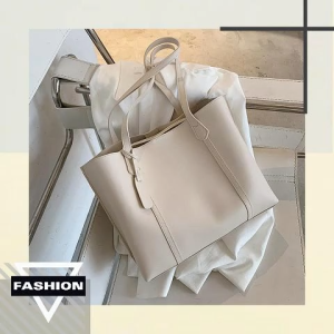 Sheii ใหม่มาแรง กระเป๋าสะพายข้างแฟชั่น วัสดุอย่างดี ขนาดใหญ่ใส่ของได้เยอะ สีพื้นเรียบง่าย เข้าได้กับทุกการแต่งกายเลยน้า ชอบสีไหนรีบกดสั่งเล้ย