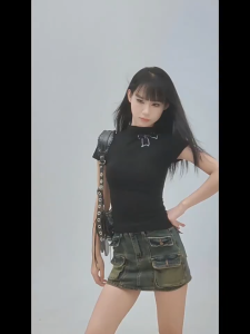 Yuki Shop💟เสื้อยืด🎉เสื้อยืดแขนสั้นสไตล์อเมริกันสำหรับผู้หญิง ดีไซน์เฉพาะตัว สั้นและพอดีตัว สาวฮอต คอปกครึ่งตัว เสื้อไหล่ตรง