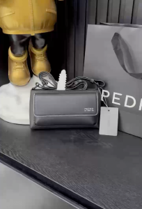 Túi Da Nam PR Đeo Chéo Size 20cm (Auth Tuồn)