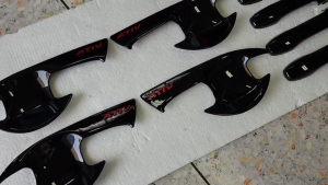 เบ้ากันรอย มือจับ ฝาถัง TOYOTA YARIS ATIV 2023 2024 2025 รถ 4 ประตู งานดำเงา แคปล่า โลโก้สีแดง / แคปล่าเรียบ  เกรดอย่างดีมีกาว 3 M ด้านหลังพร้อมติดตั้ง  YARIS ATIV 2023 2024 2025 รถ 4 ประตู