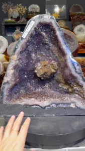 amethyst crystal geode in Gold element 五行“金” 💯天然薄皮紫晶洞 异象结晶 亮晶、蒙砂紫晶体 中间一大颗方解石共生 紫晶体也带有钛晶共生💰👍 边部玛瑙、绿幽灵、方解石 (如需定制实木底座另加RM60) 高(Height): 36cm 宽(Width): 35x19.5cm 洞深(Hole): 14.5cm 重(Weight): 15kg