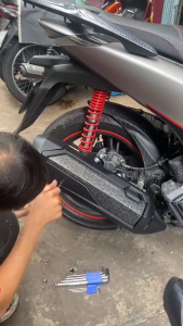 (Hình thật video thật) ốp pô che pô che bô Bảo vệ nhiệt cho xe sh SH 2020-2024 kiểu Carbon và Đen Bạc kèm tem + ốc