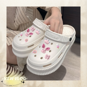 QLshop ใหม่ รองเท้าแฟชั่นสวม ทรงหัวโต 5 โทนตกแต่งตัวติดการ์ตูนหวานๆ คุมลุค 5 สี เป็นเพิ่มเติม พื้นหนา ใส่สบาย วัสดุดี สั่งเลย