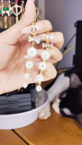 [Có video] Bông tai nữ / Khuyên tai nữ dáng dài họa tiết chiếc nơ đính ngọc trai đan nhau lấp lánh chất liệu hợp kim cao cấp kiểu dáng thời trang bongtaidai - [NaLa Shop]