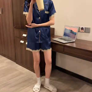 ชุดนอนผู้หญิงไซส์ใหญ่ ชุดนอนแขนสั้นขาสั้น ชุดนอนไม่ได้นอน ด้วยผ้าไหมพรมและด้านล่างที่มีดอกไม้สวยงาม