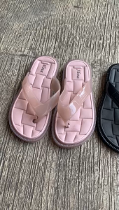 Sendal Karet & Sandal Jelly Wanita Terbaru: Pilihan dan Tips
