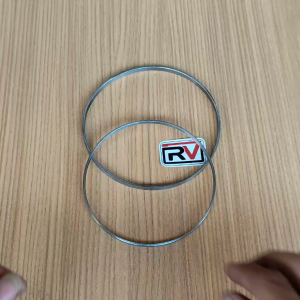 Sabuk Cincin Mangkok Kopling Vespa Racing Per 6 & Per 7\\n\\n Apa Itu Sabuk Cincin Mangkok Kopling Vespa Racing?\\n\\n Pengertian Suku Cadang Motor Vespa\\nSuku cadang motor Vespa adalah komponen-komponen yang digunakan dalam perakitan dan perbaikan motor Vespa. Salah satu suku cadang penting untuk Vespa racing adalah sabuk cincin mangkok kopling.\\n\\n Fungsi Sabuk Cincin Mangkok Kopling Vespa Racing\\nSabuk cincin mangkok kopling berfungsi sebagai penghubung antara mesin dan roda belakang motor Vespa. Dengan memilih sabuk cincin mangkok kopling yang tepat, Anda dapat meningkatkan kinerja dan keandalan motor Vespa racing Anda.\\n\\n Mengapa Penting untuk Memilih Sabuk Cincin Mangkok Kopling yang Tepat?\\n\\n Aksesoris Motor untuk Racing: Pilihan Terbaik\\nMemilih sabuk cincin mangkok kopling yang tepat sangat penting untuk kinerja optimal motor Vespa racing Anda. Dengan menggunakan aksesoris motor untuk racing berkualitas tinggi, Anda dapat meningkatkan performa dan keamanan saat berkendara.\\n\\n Aksesoris Motor Vespa Racing: Kualitas & Keandalan\\nPenting bagi Anda untuk memilih aksesoris motor Vespa racing yang memiliki kualitas dan keandalan tinggi. Hal ini akan membantu Anda dalam mencapai performa optimal dan menghindari masalah teknis yang mungkin terjadi.\\n\\n Cara Memilih Sabuk Cincin Mangkok Kopling Vespa Racing yang Tepat\\n\\n Tips Memilih Sabuk Cincin Mangkok Kopling Vespa Racing\\nBerikut beberapa tips untuk memilih sabuk cincin mangkok kopling Vespa racing yang tepat:\\n\\n- Pastikan Anda memilih sabuk cincin mangkok kopling yang kompatibel dengan motor Vespa Anda.\\n- Pilih sabuk cincin mangkok kopling yang memiliki kualitas dan keandalan tinggi.\\n- Bandingkan harga dan spesifikasi dari berbagai merek sabuk cincin mangkok kopling Vespa racing.\\n\\n Membandingkan Sabuk Cincin Mangkok Kopling Vespa Racing Per 6 & Per 7\\nSabuk cincin mangkok kopling Vespa racing tersedia dalam berbagai ukuran, termasuk Per 6 dan Per 7. Berikut perbedaan antara keduanya:\\n\\n- Sabuk cincin mangkok kopling Vespa racing Per 6 biasanya digunakan untuk motor dengan kecepatan rendah hingga sedang.\\n- Sabuk cincin mangkok kopling Vespa racing Per 7 biasanya digunakan untuk motor dengan kecepatan tinggi.\\n\\n Bagaimana Memasang Sabuk Cincin Mangkok Kopling Vespa Racing dengan Benar?\\n\\n Langkah-langkah Pemasangan Sabuk Cincin Mangkok Kopling Vespa Racing\\nBerikut langkah-langkah pemasangan sabuk cincin mangkok kopling Vespa racing:\\n\\n1. Angkat motor Vespa Anda dan letakkan di atas stand.\\n2. Cabut kabel baterai dan pastikan motor tidak menyala.\\n3. Buka bagian belakang motor Vespa dan lepaskan sabuk cincin mangkok kopling lama.\\n4. Pasang sabuk cincin mangkok kopling baru dan pastikan posisi pas.\\n5. Tutup bagian belakang motor Vespa dan pasang kembali kabel baterai.\\n\\n Perawatan & Pemeliharaan Sabuk Cincin Mangkok Kopling Vespa Racing\\nUntuk menjaga kinerja optimal sabuk cincin mangkok kopling Vespa racing Anda, perlu dilakukan perawatan dan pemeliharaan secara berkala. Berikut beberapa tips:\\n\\n- Ganti sabuk cincin mangkok kopling secara rutin sesuai dengan jadwal servis motor Vespa Anda.\\n- Periksa kondisi sabuk cincin mangkok kopling secara berkala untuk menghindari kerusakan.\\n- Jika Anda merasakan getaran atau suara aneh saat berkendara, segera periksa sabuk cincin mangkok kopling Anda.\n}