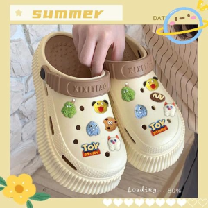 QLshop ใหม่มาแรง รองเท้าแตะแบบสวมแฟชั่น รูปทรงสวยน่ารัก ฟรีเซ็ทตัวติดรองเท้าสุดน่ารักแถมไปด้วย รูปทรงสวย มีรูระบายอากาศ ไม่อับชื้น ทำความสะอาดง่าย รีบตำาา