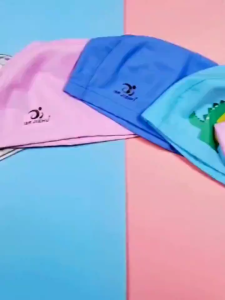 หมวกว่ายน้ำ ผ้าแห้งเร็ว ผู้ชายและผู้หญิง เป็นยางยืด ยางยืด วัสดุ PU กันน้ำ สามารถใส่ดำน้ำได้