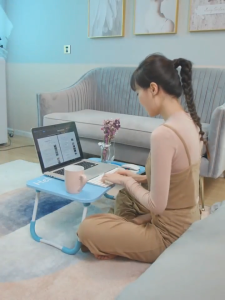 โต๊ะพลาสติก น้ําหนักเบา แบบพกพา พับได้ สําหรับวางแล็ปท็อป เตียง เฟอร์นิเจอร์ ห้องนอน ห้องนั่งเล่น