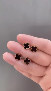 Anting Tusuk Wanita Titanium Clover Fashion Mata Hitam Cantik Dan Simple Titanium N18032302