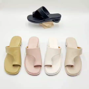 รองเท้าลำลองสวมโป้งเพื่อสุขภาพ ส้นมาการอง สูง 1 นิ้ว รุ่น K8204