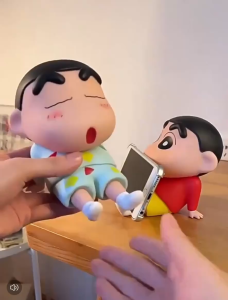 ที่วางโทรศัพท์มือถือ อะนิเมะ Crayon Shin-Chan ขี้เกียจ เครื่องประดับเดสก์ท็อป ตุ๊กตารุ่นแฮนด์เมดอินเทรนด์ ของ ขวัญสำหรับโทรศัพท์มือถือ