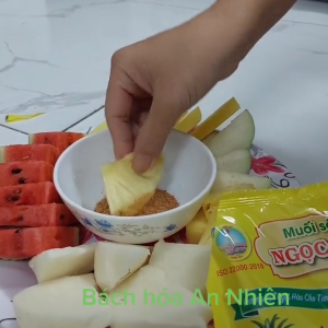 Muối sấy Ngọc Yến dùng chấm trái cây gia vị nấu ăn