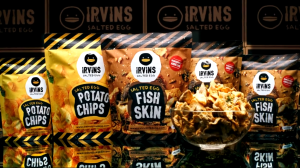 SNACK DA CÁ TRỨNG MUỐI CAY IRVINS 105GRAM- HOTBOOM SALTED EGG FISH SKIN - HÀNG CHÍNH HÃNG