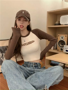 🌵siss y_koko🌵เสื้อเอวลอยแขนยาว เสื้อครอปแขนยาวคอกลม สไตล์เกาหลี รัดรูป สำหรับผู้หญิง ปักลายตัวอักษร “2579”