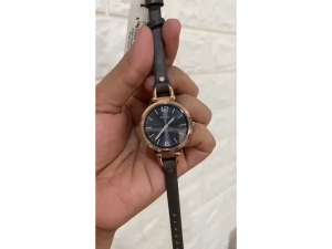 [Promo] Jam Tangan FS Wanita ES 3077 / ES3077 Georgia Original Garansi 2 Tahun [✔COD][100% Authentic]\\n\\n Apa itu Jam Tangan Wanita ES 3077 Georgia?\\n\\nJam tangan wanita ES 3077 Georgia adalah sebuah jam tangan yang dirancang khusus untuk para wanita yang menginginkan jam tangan yang elegan dan berkualitas tinggi. Jam tangan ini memiliki desain yang modern dan menarik, serta dilengkapi dengan berbagai fitur yang memudahkan pengguna dalam melihat waktu dan menjalani kehidupan sehari-hari.\\n\\n Spesifikasi Jam Tangan Wanita ES 3077 Georgia\\n\\nBerikut ini adalah spesifikasi dari jam tangan wanita ES 3077 Georgia:\\n\\n- Model: ES 3077 Georgia\\n- Jenis: Jam tangan wanita\\n- Case: Stainless steel\\n- Strap: Leather\\n- Dial: White\\n- Movement: Quartz\\n- Water resistance: 3 ATM\\n- Box FossiI, Manual book, Kartu Garansi & Paper Bag FossiI\\n\\n Kelebihan Jam Tangan Wanita ES 3077 Georgia\\n\\nJam tangan wanita ES 3077 Georgia memiliki beberapa kelebihan, antara lain:\\n\\n- Desain yang elegan dan modern\\n- Terbuat dari bahan berkualitas tinggi\\n- Mudah dibaca dan digunakan\\n- Dilengkapi dengan garansi selama 2 tahun\\n- Harga yang terjangkau\\n\\n Mengapa Memilih Jam Tangan FS Wanita ES 3077 Georgia?\\n\\nAda beberapa alasan mengapa Anda harus memilih jam tangan wanita ES 3077 Georgia:\\n\\n- Garansi 2 Tahun Jam Tangan: Jam tangan ini dilengkapi dengan garansi selama 2 tahun, sehingga Anda dapat merasa tenang dan nyaman dalam menggunakan jam tangan ini.\\n- COD 100% Authentic: Anda dapat melakukan pembayaran secara COD (Cash On Delivery) dan mendapatkan garansi bahwa jam tangan yang Anda beli adalah asli.\\n\\n Bagaimana Memesan Jam Tangan FS Wanita ES 3077 Georgia?\\n\\nBerikut ini adalah proses pemesanan jam tangan wanita ES 3077 Georgia:\\n\\n1. Pilih jam tangan yang Anda inginkan di website resmi FossiI atau melalui platform e-commerce lainnya.\\n2. Isi formulir pemesanan dengan informasi yang diperlukan.\\n3. Lakukan pembayaran melalui metode yang tersedia, termasuk COD (Cash On Delivery).\\n4. Tunggu sampai jam tangan Anda dikirim dan diterima.\\n\\nInformasi Pengiriman dan Pembayaran:\\n\\nJam tangan wanita ES 3077 Georgia dikirim langsung dari FossiI, dan Anda dapat memilih metode pembayaran yang sesuai dengan kebutuhan Anda. Untuk pembayaran COD, Anda dapat melakukan pembayaran langsung ketika barang diterima.\\n\\nJadi, tunggu apa lagi? Segera pesan jam tangan wanita ES 3077 Georgia sekarang juga dan rasakan pengalaman menggunakan jam tangan berkualitas tinggi yang elegan dan modern!\"