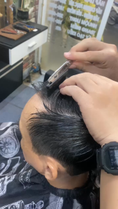 Kéo cắt tóc thông minh có gắn kèm lược cố định vừa chải vừa cắt rất nhanh và chuyên nghiệp