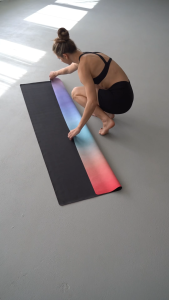 Thảm Yoga du lịch chính hãng  Yvonne Flowstate Rainbow (TẶNG KÈM 3 PHẦN QUÀ) dày 1.5mm gấp gọn có túi đựng dễ dàng mang theo tập ở mọi nơi chất liệu cao su bề mặt bám chống trơn trượt thấm hút mồ hôi giao hàng từ kho Hồ Chí Minh