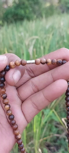 Kalung kayu gaharu liontin akar bahar hitam ukuran 5mm isi 100 butir