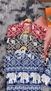 ชิ้นเสื้อเชิ้ต ผ้าสปัน พิมพ์ลายช้าง แขนเบิ้ล กางเกงขาสั้นเอวยืดสม็อคหลัง ผ้าสปัน ลายช้างเข้าเซท พร้อมส่ง