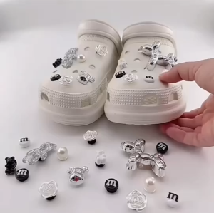 รองเท้าแฟชั่น ส้นตึก พร้อมสติ๊กเกอร์จี้สุดน่ารัก แบบสายโซ่คู่ สำหรับ DIY (เลือกออกแบบได้ตามใจชอบ )สุดน่ารัก (8011)