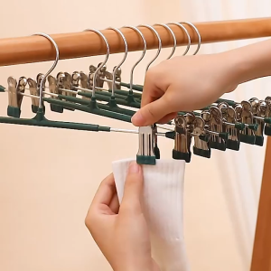 ไม้เเขวนหนีบผ้า ไม้แขวนเสื้อหนีบ ไม้แขวนเสื้อแบบหนีบ ยกแพ็ค 10ชิ้น หนีบผ้าแน่น ไม่หลุด ที่หนีบปรับระดับได้ Ryuu kitchen