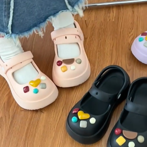 NQshop ใหม่แนะนำ การ์ตูนติดรองเท้ามาใหม่ การ์ตูนแบบเก๋ๆตัวการ์ตูนหลายแบบหลายสีให้เลือกแต่งรองเท้าตามใจชอบมีให้เลือก 24 แบบจุกๆ รีบมาตำกัน