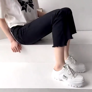 YoungShoes รองเท้าเพิ่มความสูงแบบผูกเชือกแบบใหม่ รองเท้าผ้าใบแฟชั่นหญิง ส้น 5 ซม. รองเท้านักเรียนลำลอง