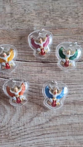 จี้ครุฑ จี้พระยาครุฑ สีแสด สีส้ม จี้เสริมดวง จี้ประจำวันเกิด จี้คนเกิด วันพฤหัสบดี เสริมมงคล โชคลาภ พร้อมกรอบพลาสติก ผู้หญิง ผู้ชาย ขนาดเล็ก