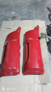 Ốp gió (gò má) xe Dongfeng đầu kéo DF375 Hoàng Huy. Bằng nhựa dài 83cm màu đỏ