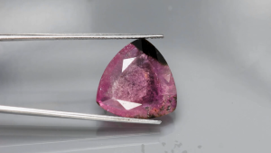 8.90 ct พลอยแท้ พลอยดิบ ทัวร์มาลีน วอเตอร์ เมล่อน สีชมพู เขียว ทรงสามเหลี่ยม