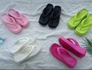 Foya.1 รองเท้าแตะชนิดนุ่มพิเศษ กันทอ กันพื้น รองเท้าแตะแบบหูหนีบ ส้นหนา 2 นิ้ว #SY140