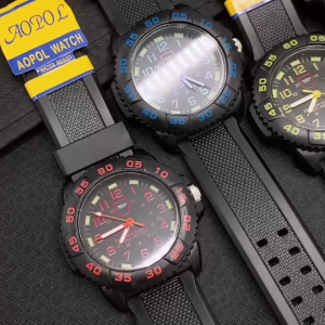 นาฬิกาข้อมือ AOPOL กันน้ำ สีดำ/น้ำเงิน/แดง หน้าปัดสี่เหลี่ยม วัสดุสังกะสี ขนาดหน้าปัด 40 มม.