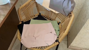 Seamless Ice Silk Mid-Waist Hip-Wrapped Graphene Breathable Underwear 冰丝中腰包臀无痕石墨烯透气内裤