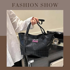 Zishop เเนะนํา กระเป๋าเเฟชั่นเกาหลี จุของได้เยอะ ดีเทลดูดีดูปัง ตัดด้วยฟอนต์ภาษาอังกฤษสุดปัง ไดต่อจี เเมทช์กับได้หลากหลายชุด ไม่มีถือว่าพลาดมาก รีบจัดเลยเเกร