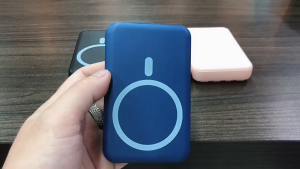 🇸🇬【In stock】20000mAh PD 22.5W magnetic mini power bank magnetic wireless chargingPortable power bank with 3 cables