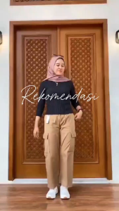 Celana Cargo Pants | Celana Kargo Drill | Kulot | Wide Leg Pants Cargo\\n\\n Apa Itu Celana Cargo Pants Drill?\\nCelana cargo pants drill adalah celana kargo yang dibuat dari bahan drill, yang merupakan jenis kain tebal dan kuat. Celana ini biasanya memiliki banyak saku di bagian pinggang dan paha, yang membuatnya sangat praktis untuk berbagai kegiatan. Selain itu, celana cargo pants drill juga dikenal dengan desain casual dan nyaman.\\n\\n Perbedaan Celana Cargo Pants Drill dengan Celana Kulot Wide Leg\\nCelana cargo pants drill memiliki beberapa perbedaan dengan celana kulot wide leg. Pertama, celana cargo pants drill biasanya memiliki saku tambahan di bagian pinggang dan paha, sementara celana kulot wide leg tidak memiliki saku tambahan. Kedua, celana cargo pants drill biasanya terbuat dari bahan drill yang lebih tebal dan kuat, sementara celana kulot wide leg bisa dibuat dari berbagai jenis bahan.\\n\\n Kelebihan dan Kekurangan Celana Cargo Pants Drill\\nKelebihan celana cargo pants drill antara lain:\\n- Praktis karena memiliki banyak saku tambahan\\n- Nyaman dipakai karena terbuat dari bahan drill yang kuat dan tebal\\n- Desain casual yang cocok untuk berbagai acara\\n\\nKekurangan celana cargo pants drill antara lain:\\n- Harga yang lebih mahal dibandingkan celana lain karena bahan drill yang digunakan\\n- Mungkin kurang cocok untuk acara formal\\n\\n Cara Memilih Celana Cargo Pants Drill yang Tepat\\nBerikut adalah beberapa tips untuk memilih celana cargo pants drill yang tepat:\\n\\n Pertimbangkan Ukuran dan Bentuk Tubuh Anda\\nPertimbangkan ukuran dan bentuk tubuh Anda saat memilih celana cargo pants drill. Pastikan celana tersebut pas dan nyaman dipakai, namun tidak terlalu ketat atau longgar. Jika Anda memiliki bentuk tubuh yang ramping, pilih celana dengan model slim fit. Jika Anda memiliki bentuk tubuh yang lebih gemuk, pilih celana dengan model regular fit atau loose fit.\\n\\n Pilih Warna dan Motif yang Sesuai\\nPilih warna dan motif celana cargo pants drill yang sesuai dengan selera dan kepribadian Anda. Warna dan motif yang tepat akan membuat penampilan Anda semakin menarik dan modis.\\n\\n Perhatikan Kualitas Bahan dan Pembuatan\\nPerhatikan kualitas bahan dan pembuatan celana cargo pants drill yang Anda pilih. Pastikan bahan yang digunakan adalah bahan drill berkualitas tinggi yang kuat dan tahan lama. Selain itu, periksa juga detail pembuatan seperti jahitan dan saku tambahan.\\n\\n Cara Menggunakan Celana Cargo Pants Drill dengan Modis\\nBerikut adalah beberapa tips untuk menggunakan celana cargo pants drill dengan modis:\\n\\n Padukan Celana Cargo Pants Drill dengan Atasan yang Tepat\\nPadukan celana cargo pants drill dengan atasan yang tepat untuk membuat penampilan Anda semakin modis. Anda bisa memadukan celana cargo pants drill dengan atasan seperti kaos, kemeja, atau jaket.\\n\\n Gunakan Celana Cargo Pants Drill untuk Berbagai Acara\\nCelana cargo pants drill bisa digunakan untuk berbagai acara, baik itu acara santai maupun acara semi-formal. Pastikan Anda memilih model dan warna celana yang sesuai dengan acara yang akan Anda hadiri.\\n\\n Tips Styling Celana Cargo Pants Drill untuk Penampilan yang Lebih Modis\\nBerikut adalah beberapa tips styling celana cargo pants drill untuk penampilan yang lebih modis:\\n- Padukan celana cargo pants drill dengan sepatu sneakers atau boots untuk penampilan yang casual\\n- Padukan celana cargo pants drill dengan jaket kulit atau jaket denim untuk penampilan yang lebih edgy\\n- Padukan celana cargo pants drill dengan atasan polos untuk penampilan yang simple namun tetap modis\n}