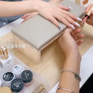 แท่นไม้วางมือ แท่นรองมือทำเล็บ อุปกรณ์ทำเล็บ แท่นวางมือ ที่วางมือทำเล็บ หมอนรองมือ แท่นวางมือทำเล็บ สำหรับร้านทำเล็บ เบาะรองมือฐานไม้