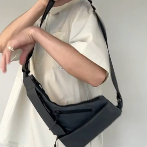 กระเป๋าคาดอก กันน้ำ มีช่องใส่หูฟัง ใส่ipad miniได้